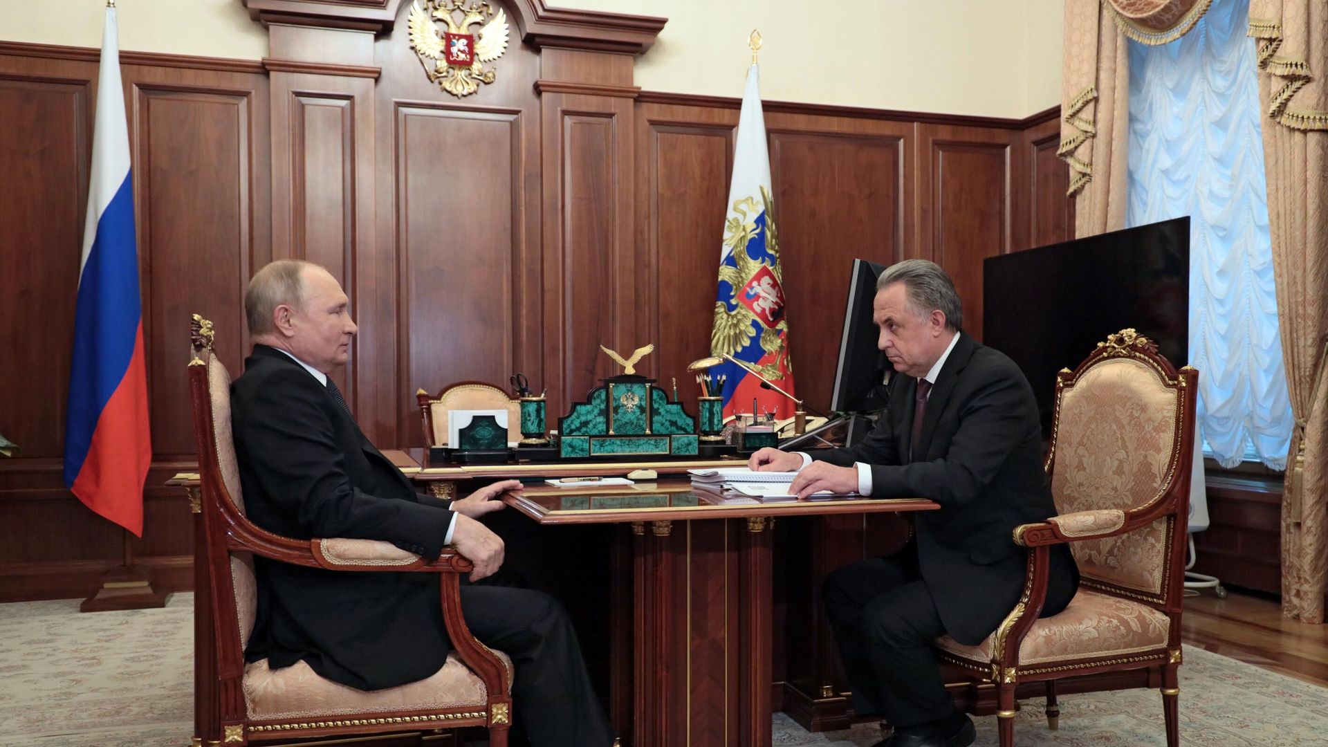 Президент РФ Владимир Путин и генеральный директор АО ДОМ.РФ Виталий Мутко во время встречи Президент РФ Владимир Путин и генеральный директор АО ДОМ.РФ Виталий Мутко во время встречи - РИА Новости, 1920, 13.04.2023