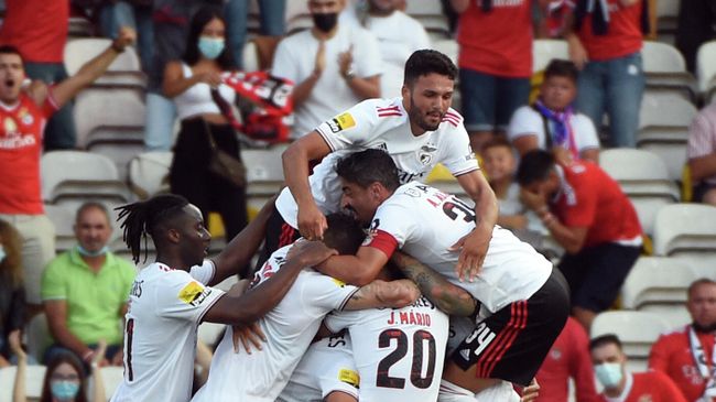 Benfica's players celebrate their first goal during the Portuguese League football match between Gil Vicente and Benfica at the Cidade de Barcelos stadium in Barcelos on August 21, 2021. (Photo by MIGUEL RIOPA / AFP)