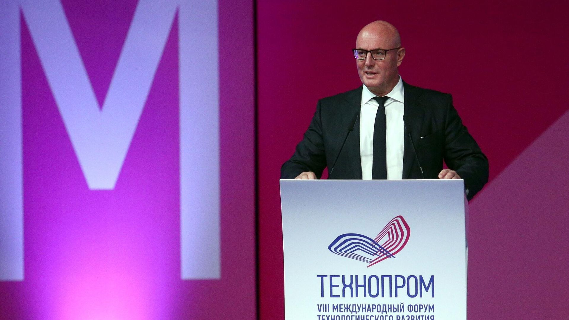 Заместитель председателя правительства РФ Дмитрий Чернышенко выступает на VIII Международном форуме Технопром-2021 в Новосибирске - РИА Новости, 1920, 02.09.2021