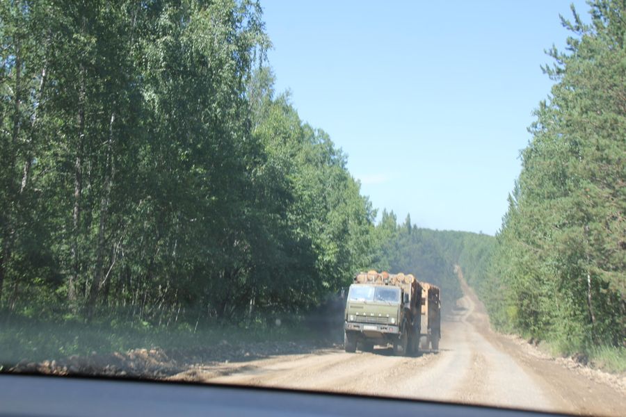 Грузовик на дороге в Усольском районе Грузовик на дороге в Усольском районе
