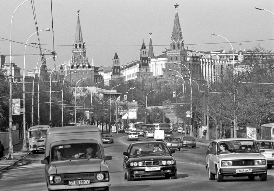 Вид на Московский Кремль и Большой Каменный мост через Москву-реку Вид на Московский Кремль и Большой Каменный мост через Москву-реку