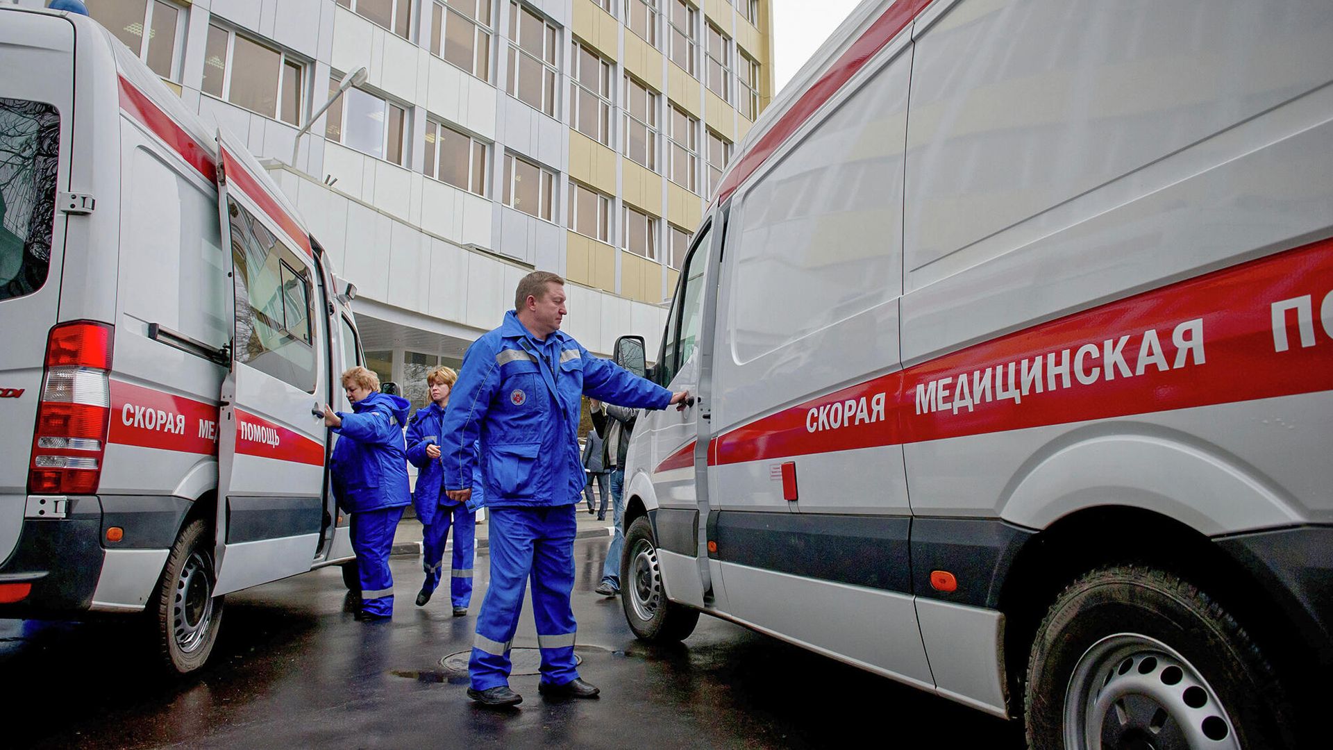Сотрудники станции скорой и неотложной медицинской помощи у служебных автомобилей Сотрудники станции скорой и неотложной медицинской помощи у служебных автомобилей - РИА Новости, 1920, 08.06.2025