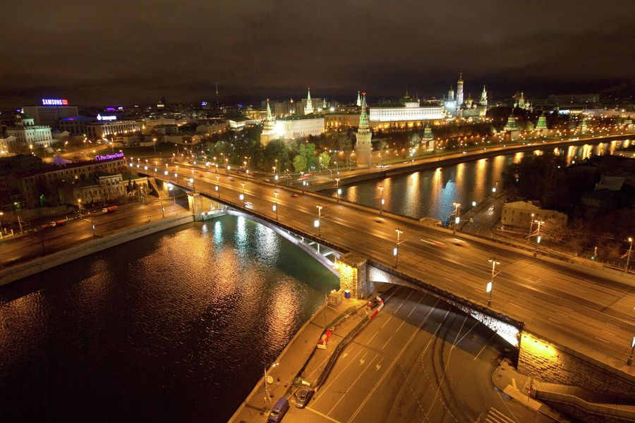 Вид на Большой Каменный мост и Кремль с крыши Дома на набережной Вид на Большой Каменный мост и Кремль с крыши Дома на набережной