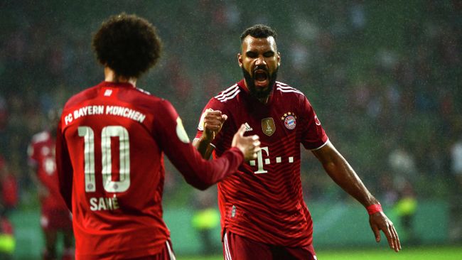 Bayern Munich's Cameroonian forward Eric Maxim Choupo-Moting (R) celebrates scoring with Bayern Munich's German midfielder Leroy Sane during the German Cup (DFB Pokal) first round football match SV Bremen vs Bayern Munich, in Bremen, northern Germany on August 25, 2021. (Photo by Patrik Stollarz / AFP)