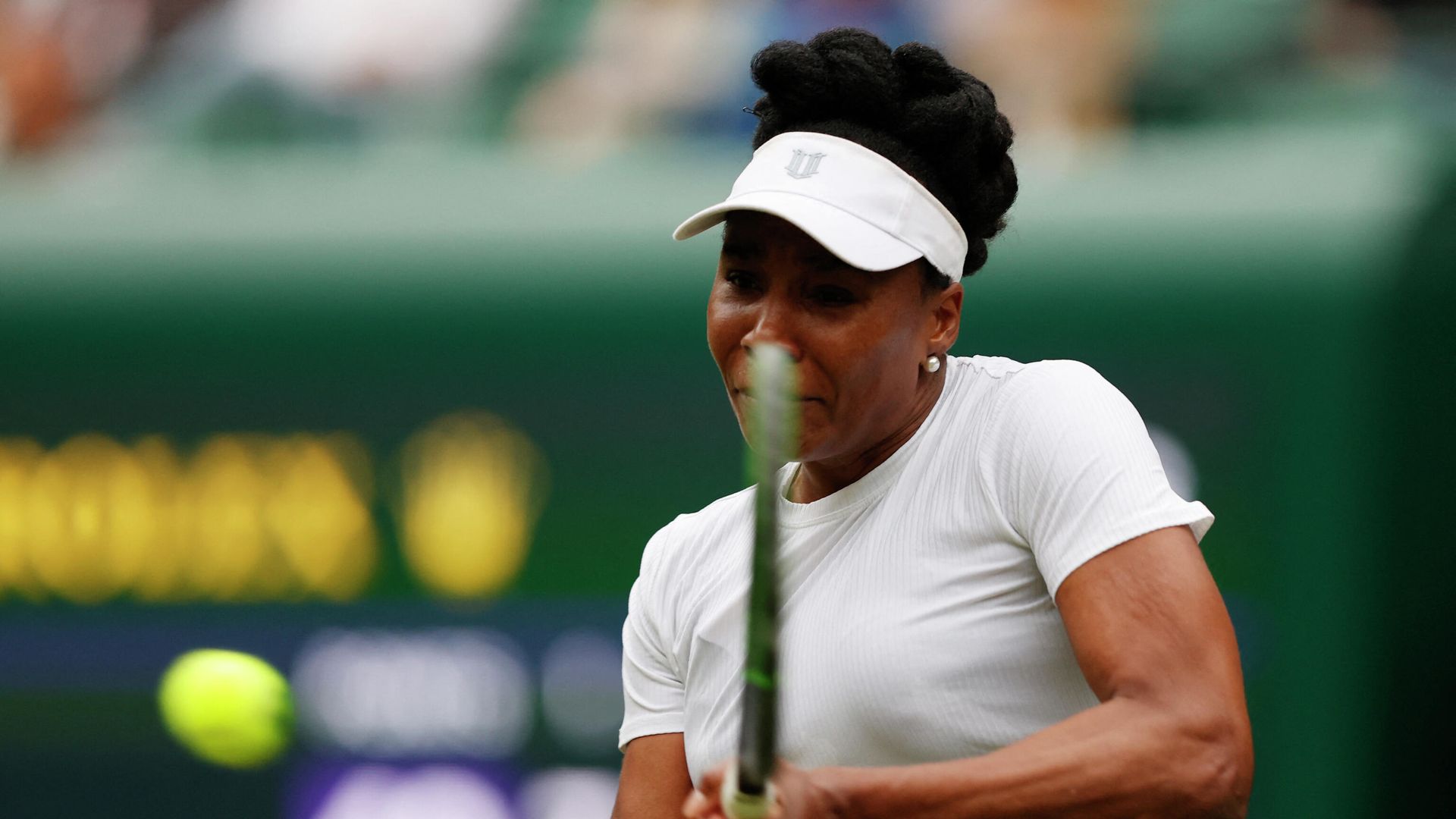 (FILES) In this file photo taken on June 30, 2021 US player Venus Williams returns to Tunisia's Ons Jabeur during their women's singles second round match on the third day of the 2021 Wimbledon Championships at The All England Tennis Club in Wimbledon, southwest London. - Seven-time Grand Slam champion Venus Williams withdrew from the US Open on August 25, 2021 with a leg injury only hours after her sister Serena pulled out of the Grand Slam event. (Photo by Adrian DENNIS / AFP) / RESTRICTED TO EDITORIAL USE (FILES) In this file photo taken on June 30, 2021 US player Venus Williams returns to Tunisia's Ons Jabeur during their women's singles second round match on the third day of the 2021 Wimbledon Championships at The All England Tennis Club in Wimbledon, southwest London. - Seven-time Grand Slam champion Venus Williams withdrew from the US Open on August 25, 2021 with a leg injury only hours after her sister Serena pulled out of the Grand Slam event. (Photo by Adrian DENNIS / AFP) / RESTRICTED TO EDITORIAL USE - РИА Новости, 1920, 26.08.2021