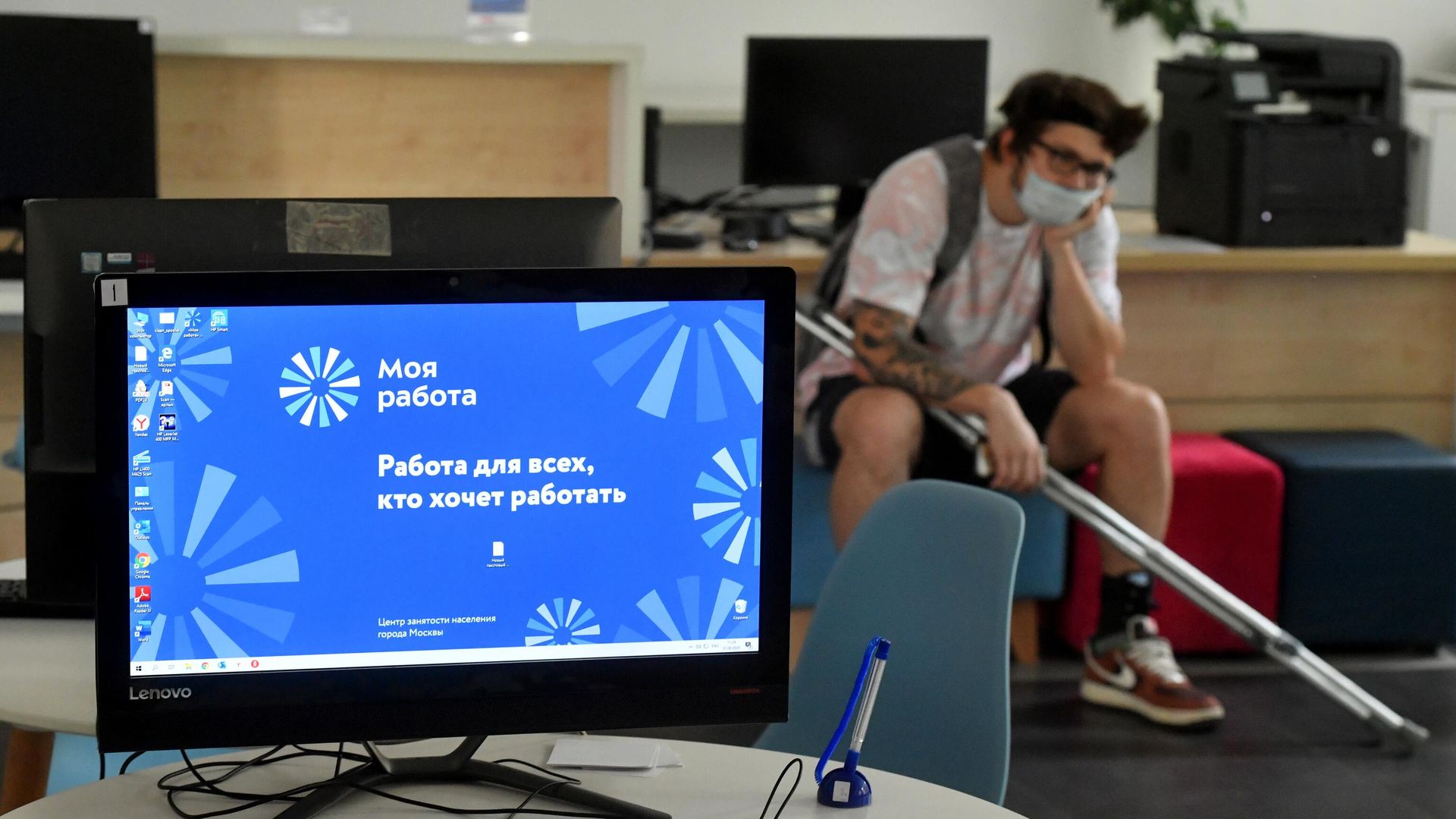 Посетитель в центре занятости населения Моя работа в Москве Посетитель в центре занятости населения Моя работа в Москве - РИА Новости, 1920, 02.09.2022