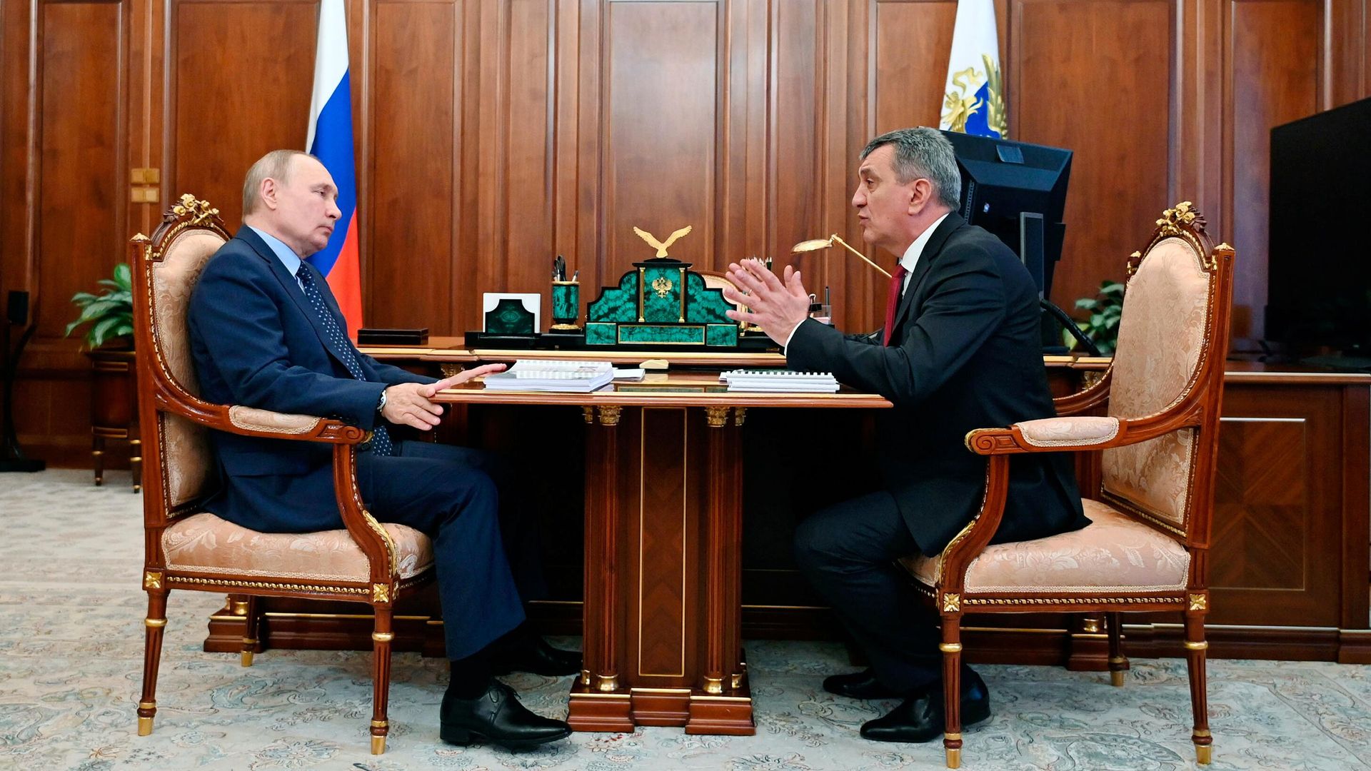 Президент РФ Владимир Путин и временно исполняющий обязанности главы Северной Осетии -Алании Сергей Меняйло во время встречи Президент РФ Владимир Путин и временно исполняющий обязанности главы Северной Осетии -Алании Сергей Меняйло во время встречи - РИА Новости, 1920, 26.08.2021