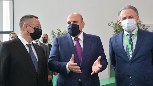 Председатель правительства РФ Михаил Мишустин во время осмотра стендов выставки Город и вода на Нижегородской ярмарке
