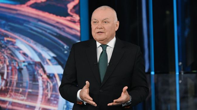 Генеральный директор МИА Россия сегодня, ведущий информационно-аналитической программы Вести недели Дмитрий Киселев во время подготовки программы к выходу в эфир