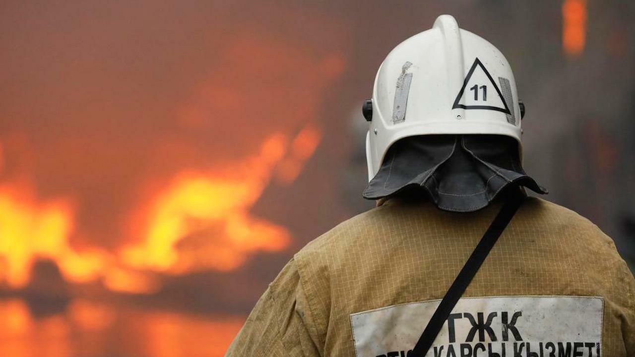 Сотрудник МЧС Республики Казахстан во время тушения пожара Сотрудник МЧС Республики Казахстан во время тушения пожара - РИА Новости, 1920, 26.08.2021