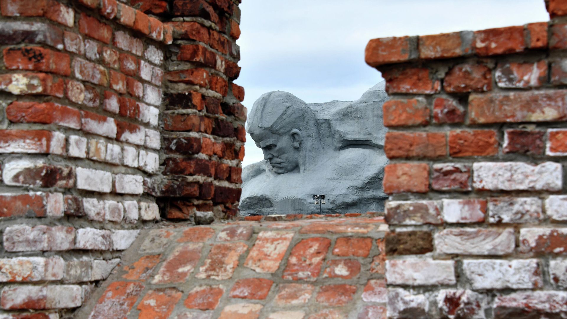 Памятник защитникам Брестской крепости на территории мемориального комплекса Брестская крепость – герой Памятник защитникам Брестской крепости на территории мемориального комплекса Брестская крепость – герой - РИА Новости, 1920, 21.06.2022
