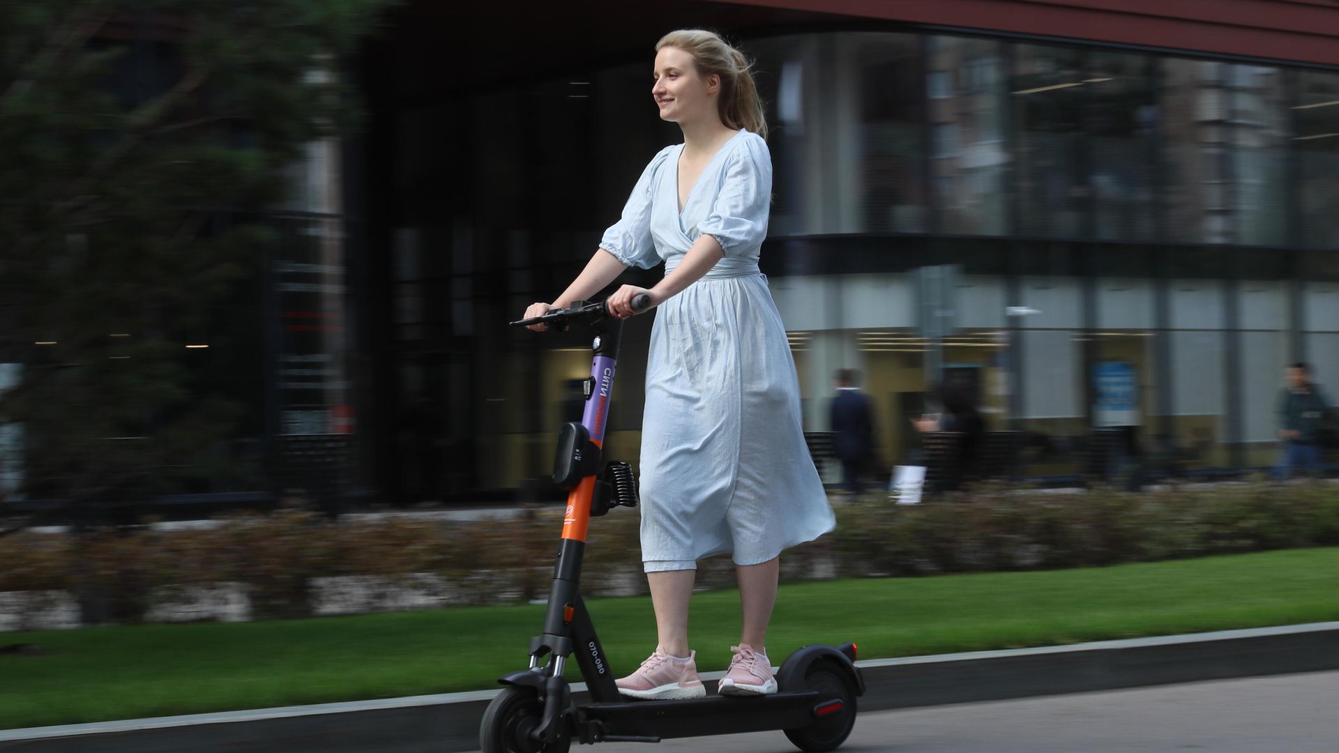 Девушка катается на электросамокате в Москве Девушка катается на электросамокате в Москве - РИА Новости, 1920, 08.07.2024