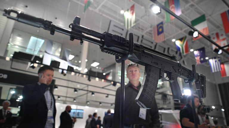 Автомат концерна Калашников АК-12 на выставке вооружений международного военно-технического форума Армия-2021 в военно-патриотическом парке Патриот в подмосковной Кубинке Автомат концерна Калашников АК-12 на выставке вооружений международного военно-технического форума Армия-2021 в военно-патриотическом парке Патриот в подмосковной Кубинке