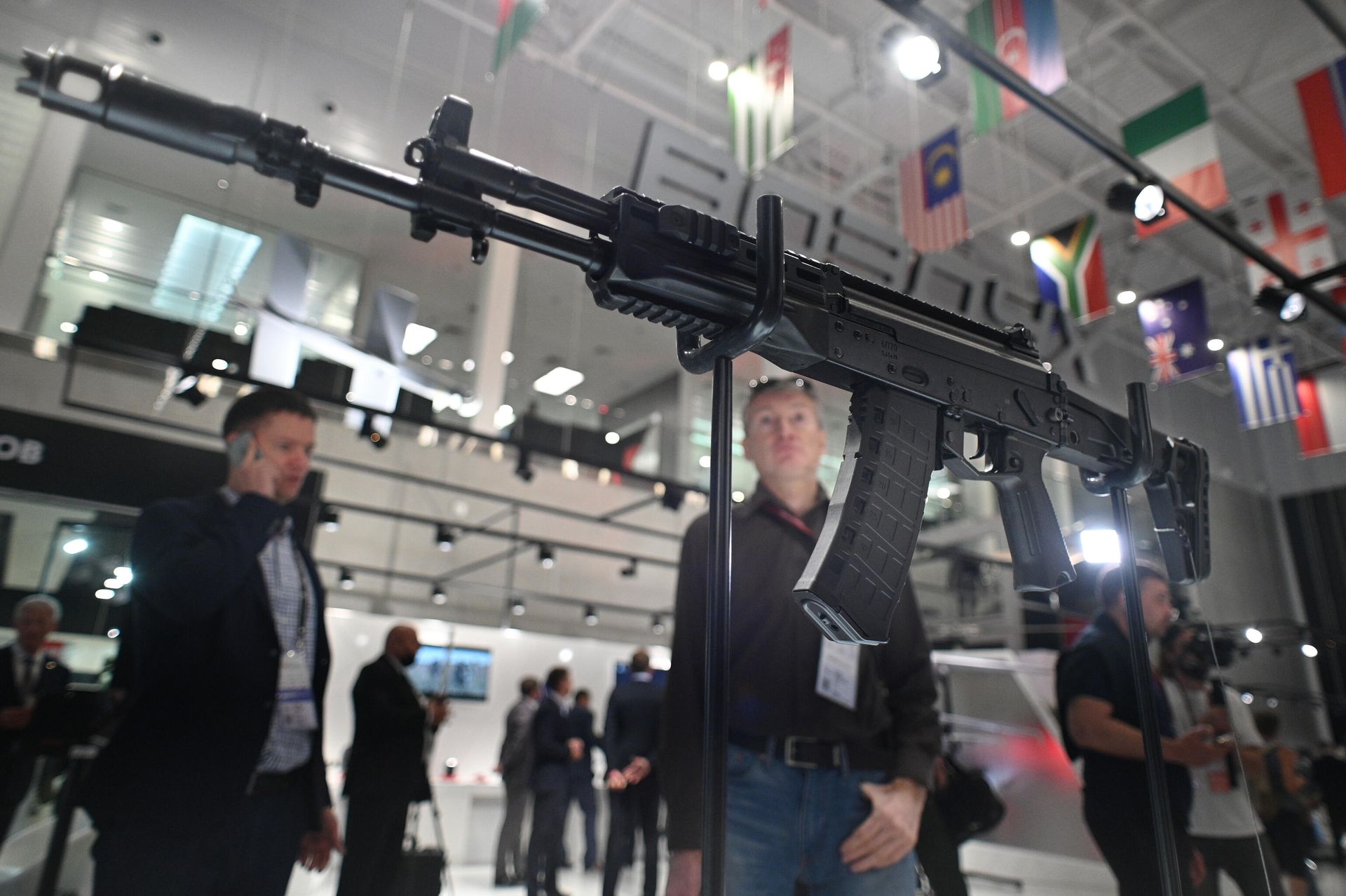Автомат концерна Калашников АК-12 на выставке вооружений международного военно-технического форума Армия-2021 в военно-патриотическом парке Патриот в подмосковной Кубинке Автомат концерна Калашников АК-12 на выставке вооружений международного военно-технического форума Армия-2021 в военно-патриотическом парке Патриот в подмосковной Кубинке - РИА Новости, 1920, 08.06.2023