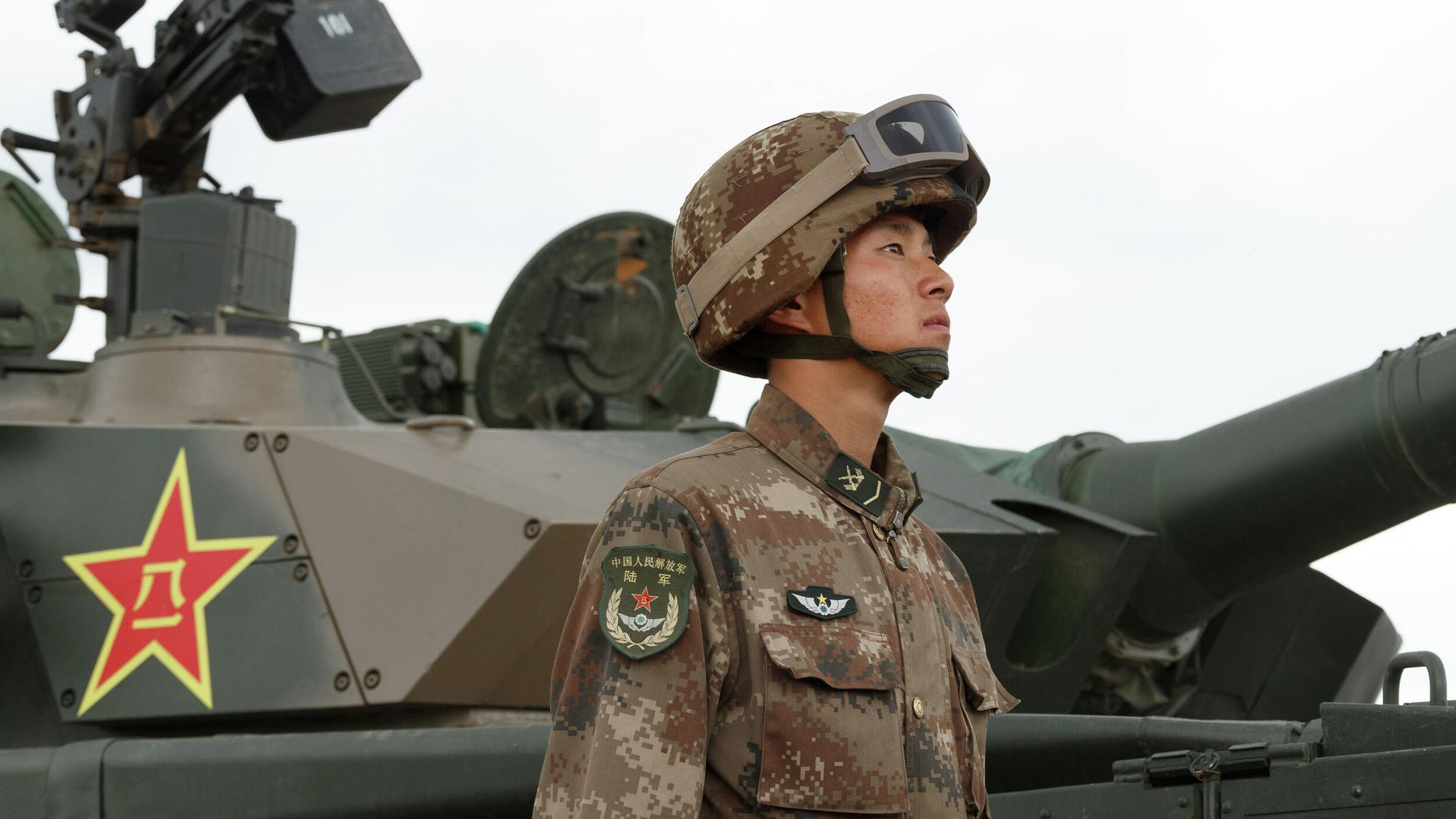 Военнослужащий у основного боевого танка Type 99 (ZTZ-99) Народно-освободительной армии Китая во время учений - РИА Новости, 1920, 07.04.2022
