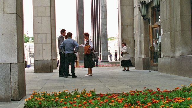У входа в Российскую государственную библиотеку на улице Воздвиженка в Москве