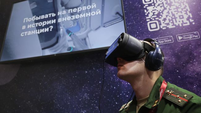 Военнослужащий в очках виртуальной реальности на стенде МИА Россия сегодня во время презентации VR-проектов RIA Lab в рамках международного военно-технического форума Армия-2021 в Московской области Военнослужащий в очках виртуальной реальности на стенде МИА Россия сегодня во время презентации VR-проектов RIA Lab в рамках международного военно-технического форума Армия-2021 в Московской области