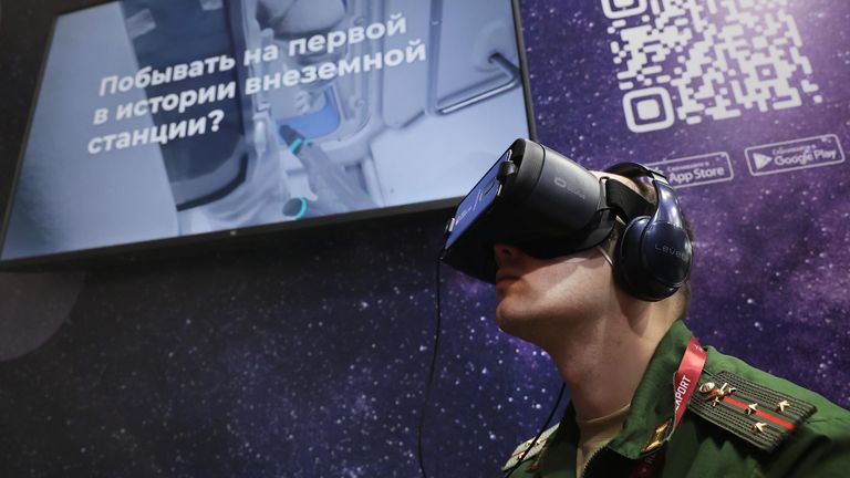 Военнослужащий в очках виртуальной реальности на стенде МИА Россия сегодня во время презентации VR-проектов RIA Lab в рамках международного военно-технического форума Армия-2021 в Московской области Военнослужащий в очках виртуальной реальности на стенде МИА Россия сегодня во время презентации VR-проектов RIA Lab в рамках международного военно-технического форума Армия-2021 в Московской области