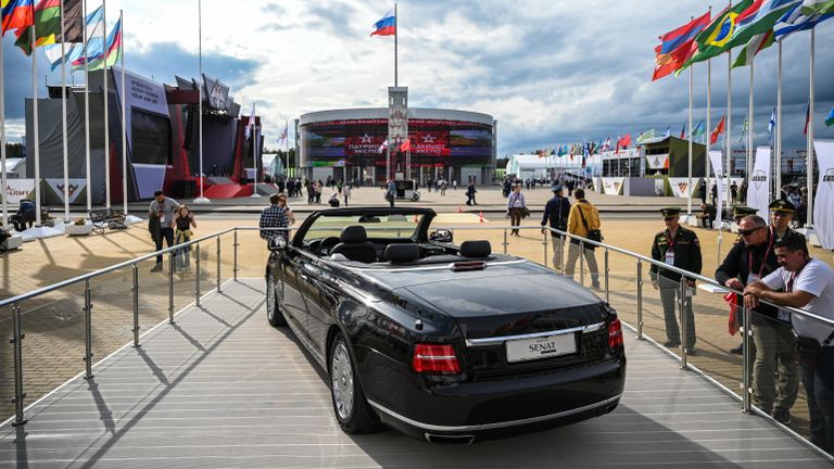 Автомобиль Aurus Senat на выставке вооружений международного военно-технического форума Армия-2021 в военно-патриотическом парке Патриот в подмосковной Кубинке Автомобиль Aurus Senat на выставке вооружений международного военно-технического форума Армия-2021 в военно-патриотическом парке Патриот в подмосковной Кубинке
