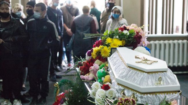 Прощание с убитой в Тюмени школьницей Настей Муравьевой
