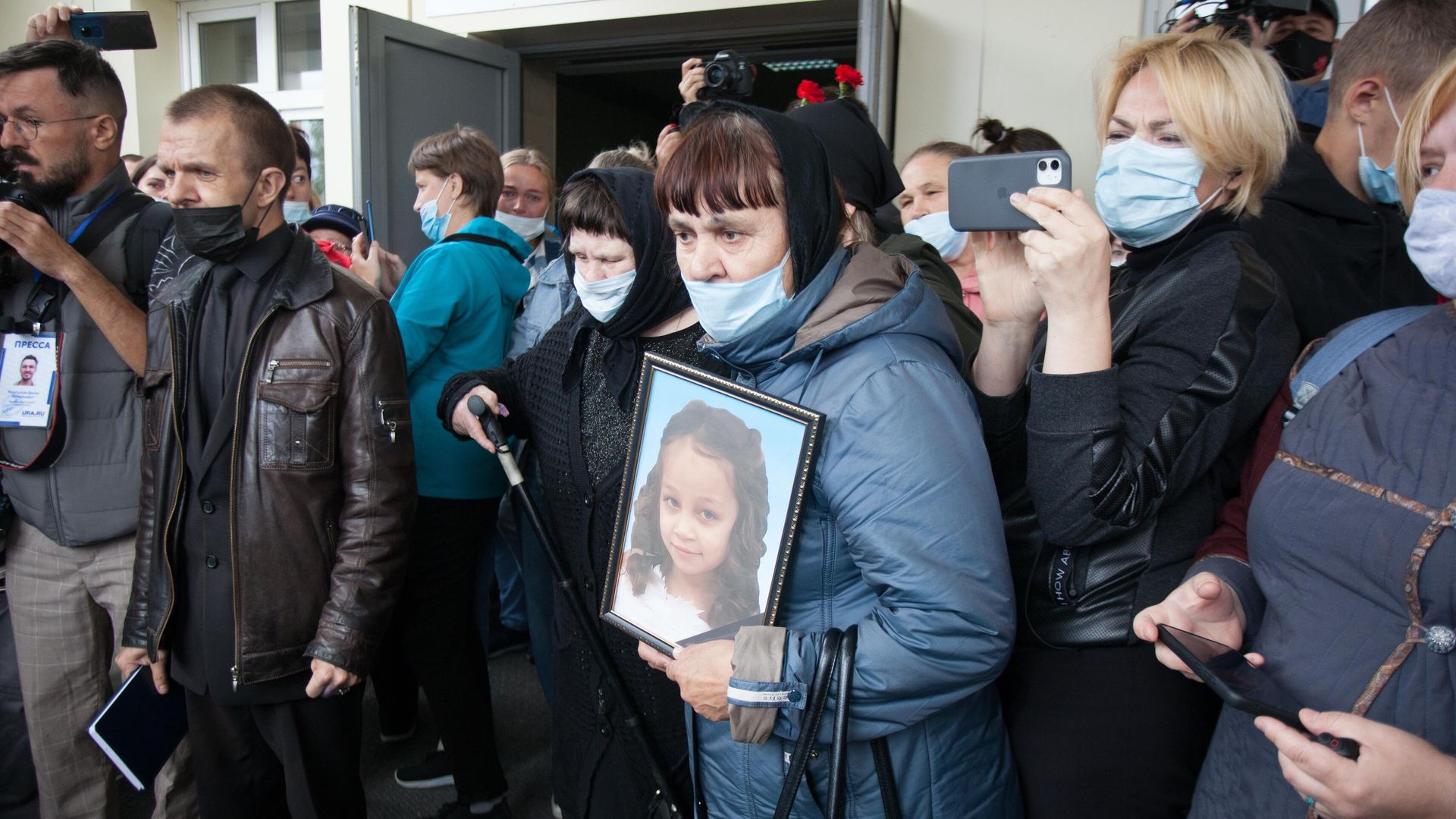 Родственники во время церемонии прощания с убитой в Тюмени школьницей Настей Муравьевой Родственники во время церемонии прощания с убитой в Тюмени школьницей Настей Муравьевой - РИА Новости, 1920, 23.11.2021