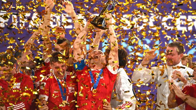 Игроки сборной России по пляжному футболу радуются победе на чемпионате мира Игроки сборной России по пляжному футболу радуются победе на чемпионате мира