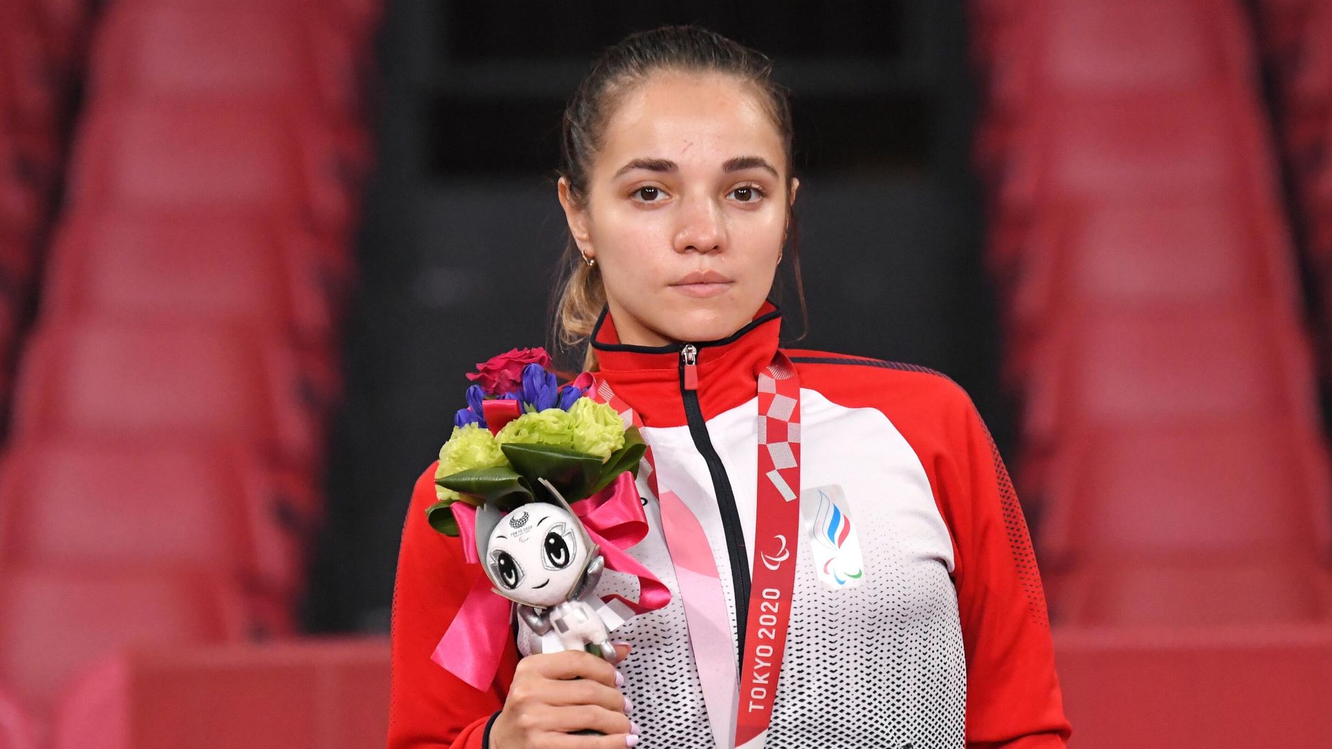 Российская спортсменка, член сборной России (команда ПКР) Маляк Алиева, завоевавшая серебряную медаль на соревнованиях по настольному теннису в женском одиночном разряде на XVI летних Паралимпийских играх в Токио, на церемонии награждения. Российская спортсменка, член сборной России (команда ПКР) Маляк Алиева, завоевавшая серебряную медаль на соревнованиях по настольному теннису в женском одиночном разряде на XVI летних Паралимпийских играх в Токио, на церемонии награждения. - РИА Новости, 1920, 30.08.2021