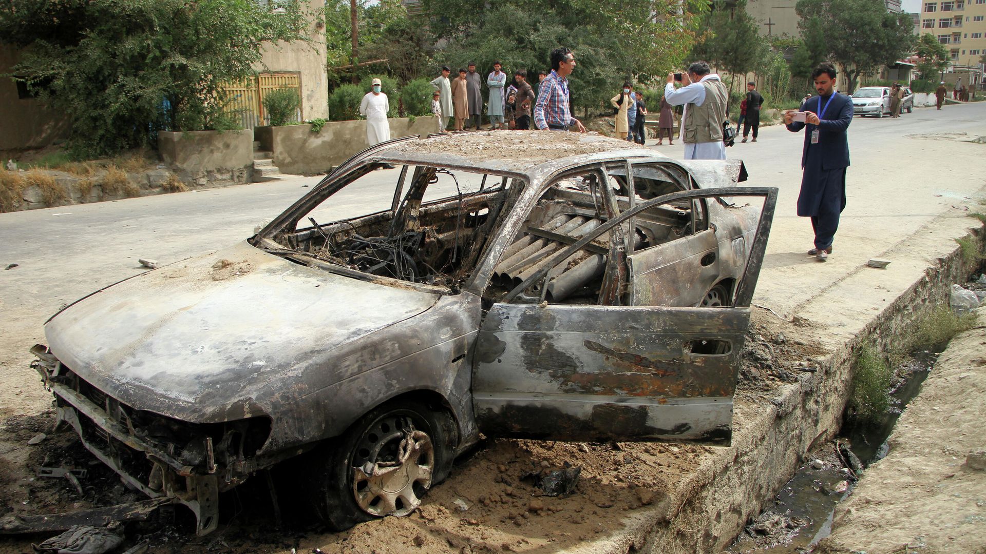 Сгоревший автомобиль, из которого была запущена ракета по аэропорту Кабула Сгоревший автомобиль, из которого была запущена ракета по аэропорту Кабула - РИА Новости, 1920, 31.08.2021