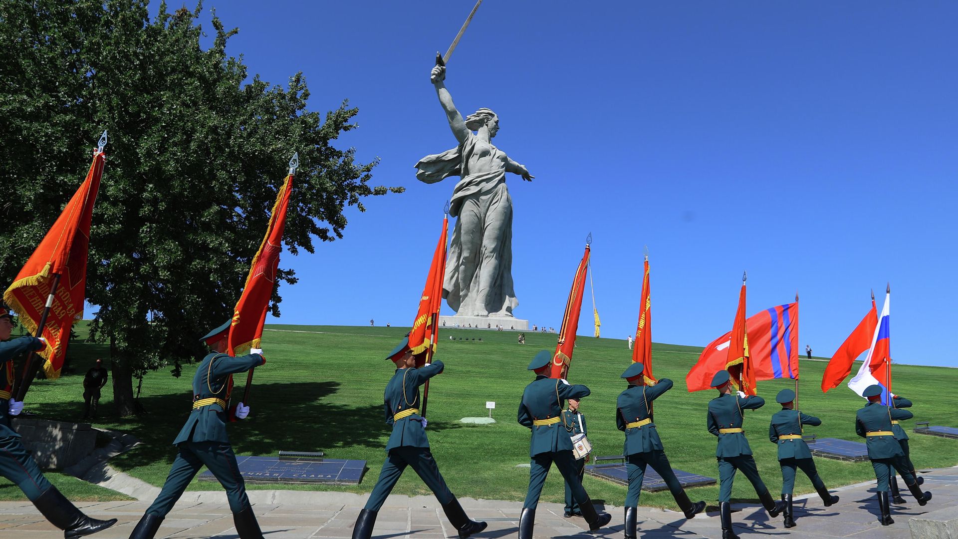Военнослужащие роты почетного караула на церемонии передачи знамен воинских частей и подразделений, участвовавших в Сталинградской битве Военнослужащие роты почетного караула на церемонии передачи знамен воинских частей и подразделений, участвовавших в Сталинградской битве - РИА Новости, 1920, 17.07.2022