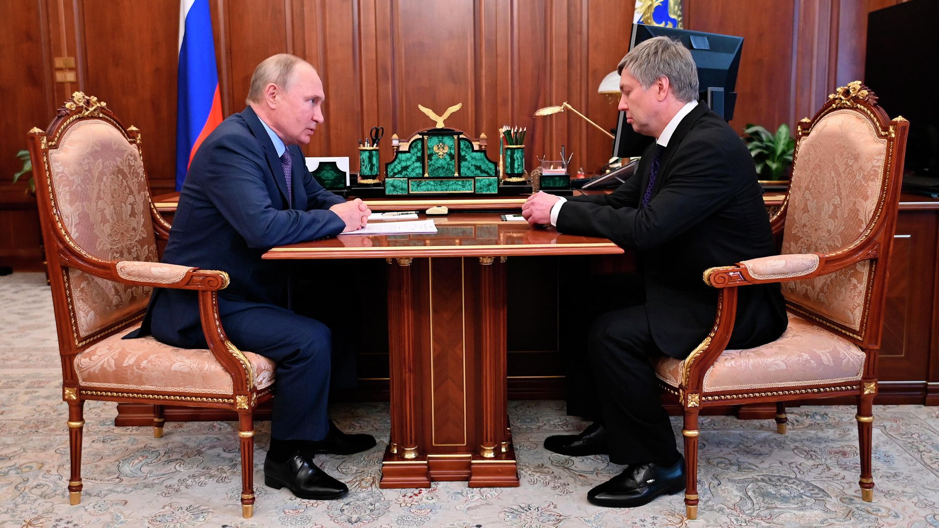 Президент РФ Владимир Путин и временно исполняющий обязанности губернатора Ульяновской области Алексей Русских Президент РФ Владимир Путин и временно исполняющий обязанности губернатора Ульяновской области Алексей Русских - РИА Новости, 1920, 13.10.2025