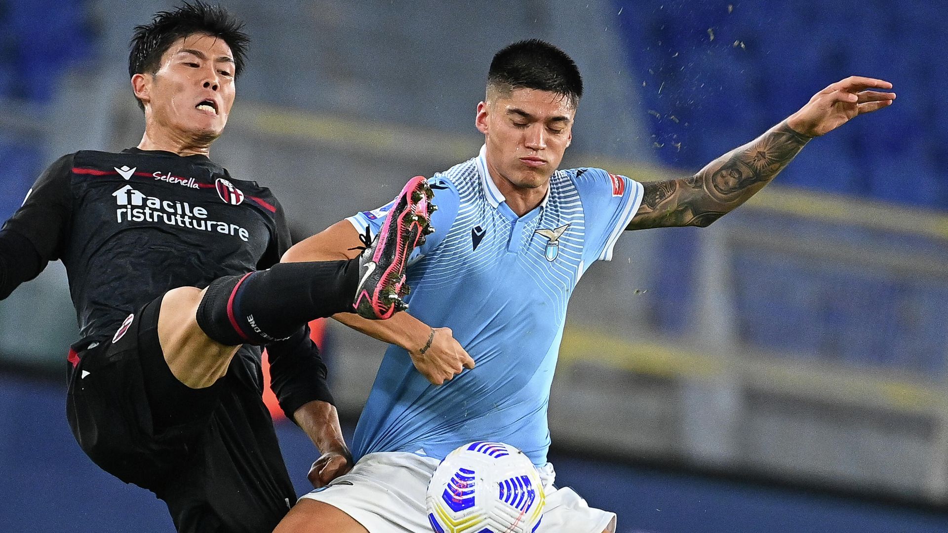 Bologna's Japanese defender Takehiro Tomiyasu (L) fights for the ball with Lazio's Argentine forward Joaquin Correa during the Italian Serie A football match Lazio vs Bologna, at the Olympic stadium in Rome on October 24, 2020. (Photo by Vincenzo PINTO / AFP) Bologna's Japanese defender Takehiro Tomiyasu (L) fights for the ball with Lazio's Argentine forward Joaquin Correa during the Italian Serie A football match Lazio vs Bologna, at the Olympic stadium in Rome on October 24, 2020. (Photo by Vincenzo PINTO / AFP) - РИА Новости, 1920, 01.09.2021