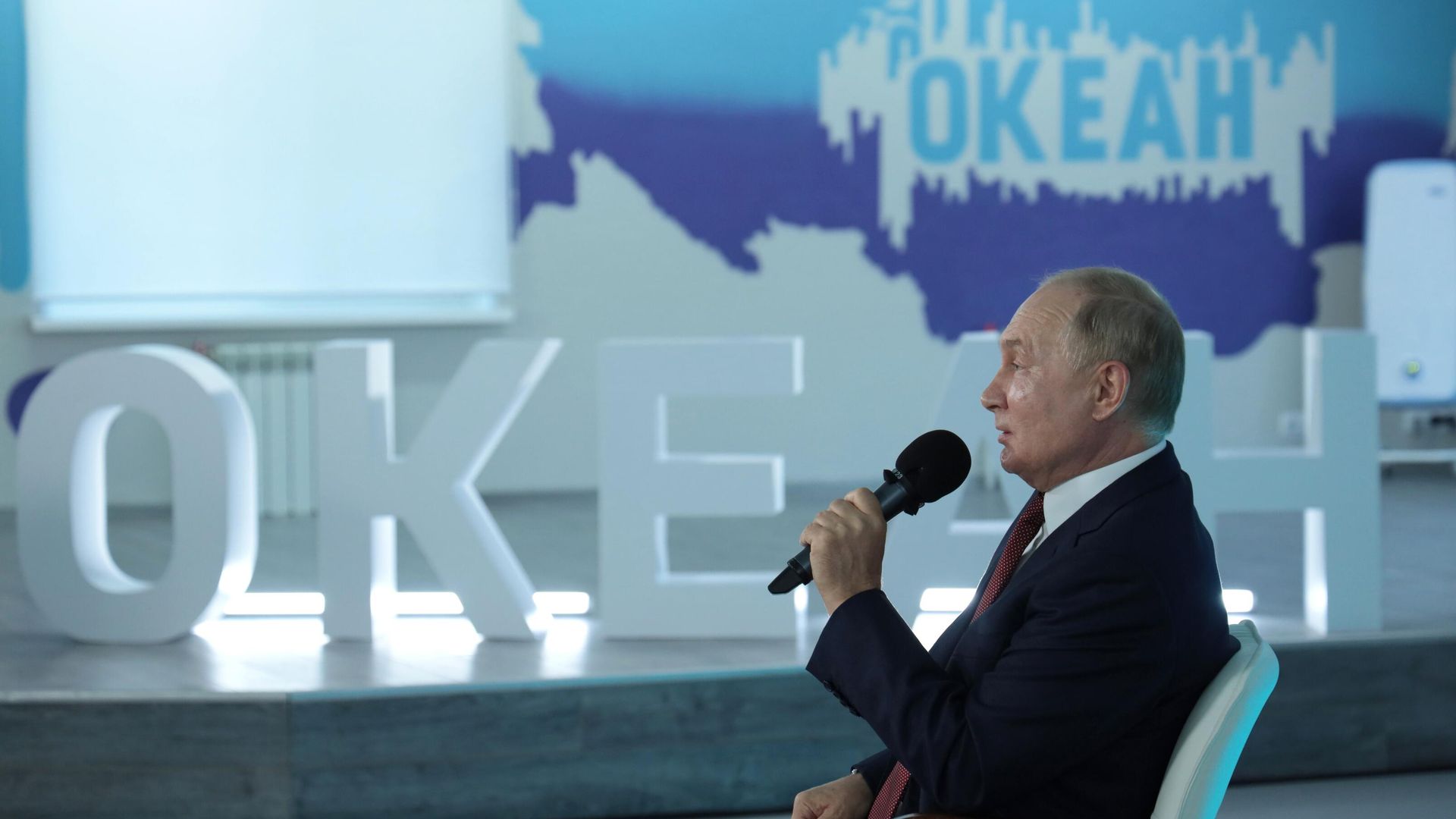 Президент РФ Владимир Путин провел встречу со школьниками Президент РФ Владимир Путин провел встречу со школьниками - РИА Новости, 1920, 01.09.2021