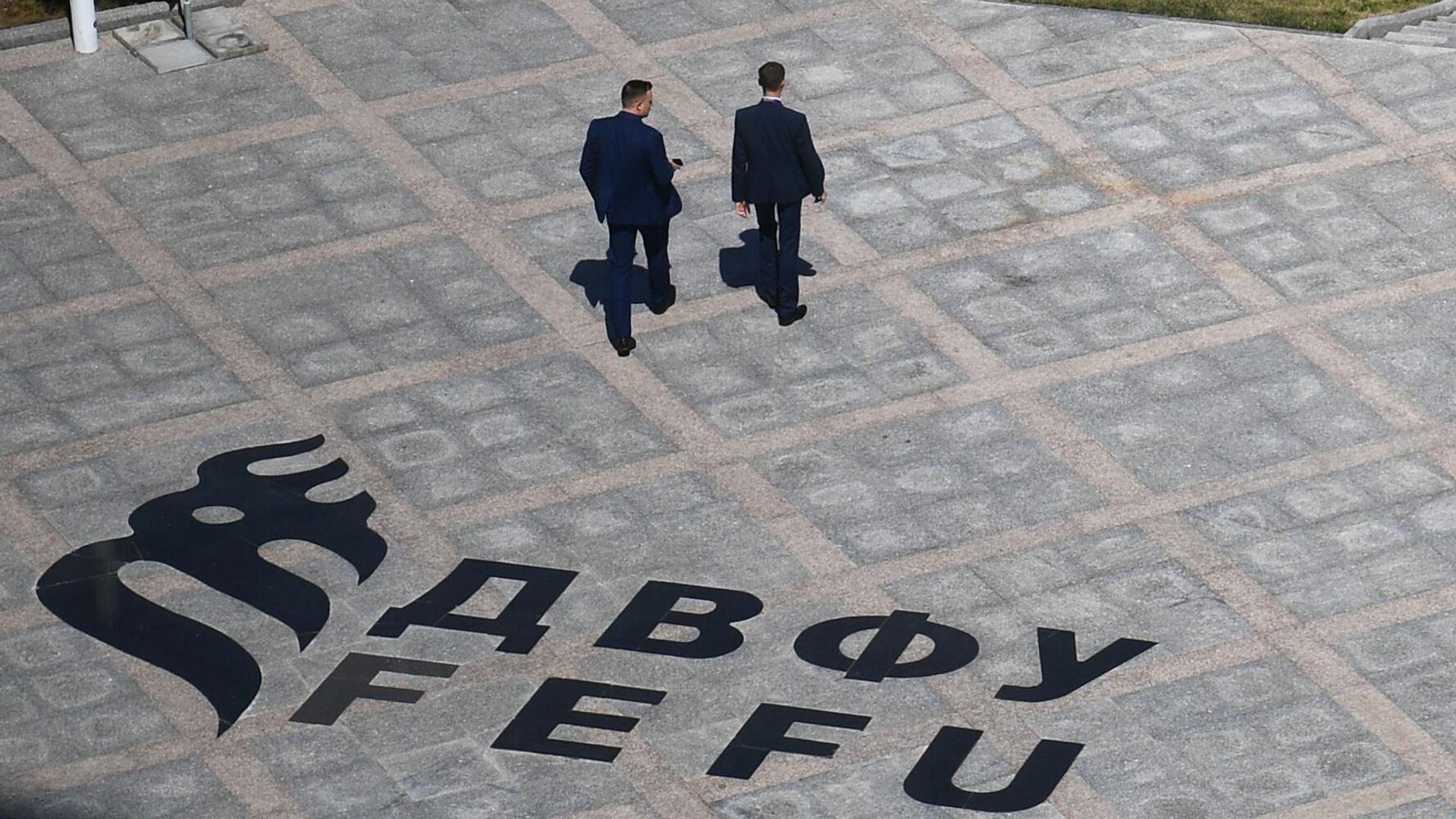 Мужчины на территория кампуса Дальневосточного федерального университета на острове Русский в преддверии Восточного экономического форума Мужчины на территория кампуса Дальневосточного федерального университета на острове Русский в преддверии Восточного экономического форума - РИА Новости, 1920, 02.09.2021