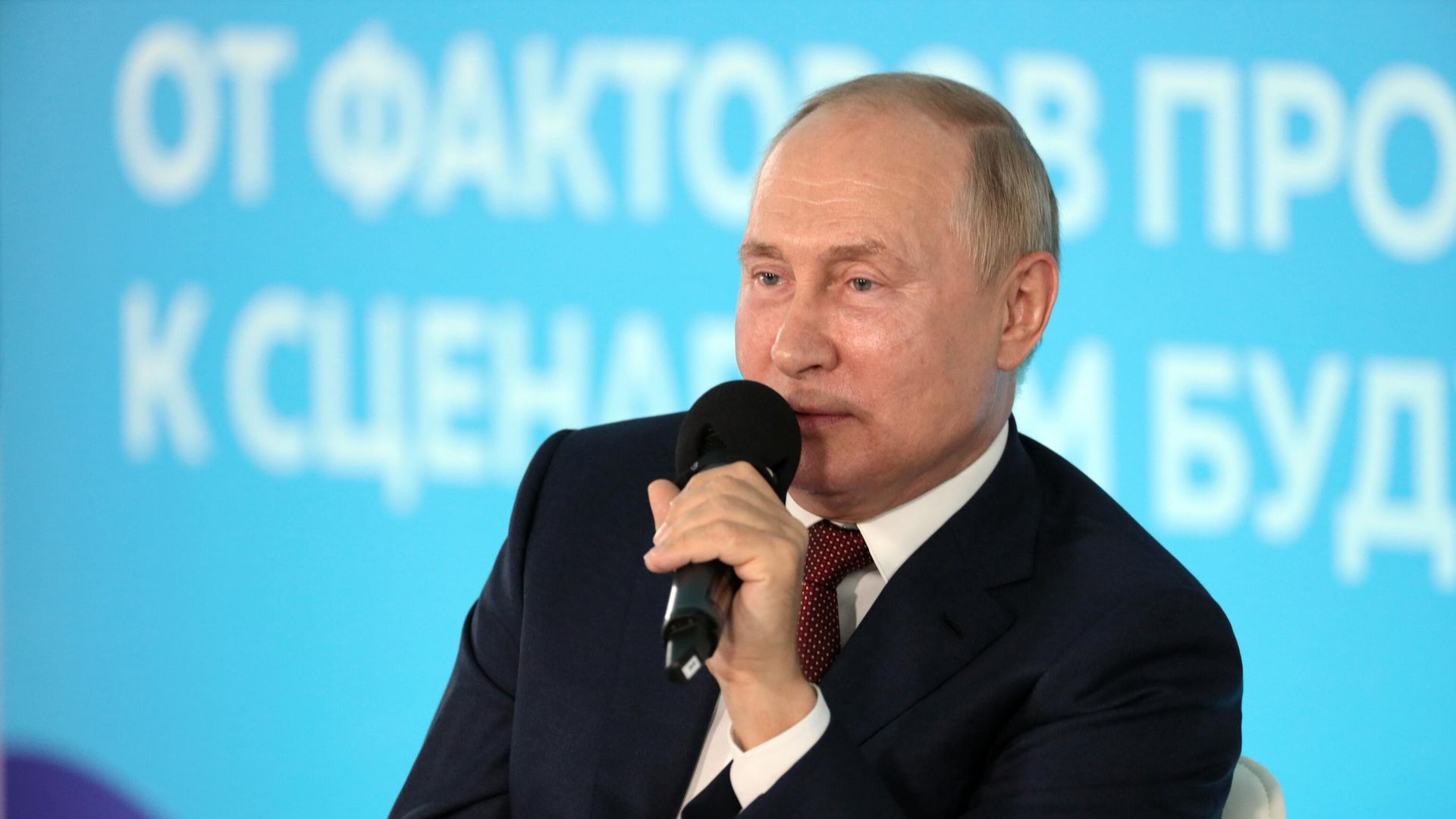 Президент РФ Владимир Путин во время приуроченной к Дню знаний встречи с учащимися школ во Владивостоке Президент РФ Владимир Путин во время приуроченной к Дню знаний встречи с учащимися школ во Владивостоке - РИА Новости, 1920, 01.09.2021