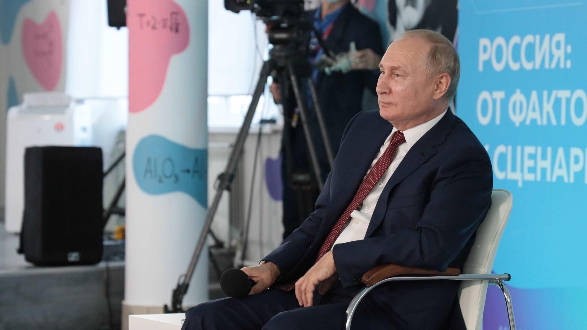 Президент РФ Владимир Путин во время приуроченной к Дню знаний встречи с учащимися школ во Владивостоке Президент РФ Владимир Путин во время приуроченной к Дню знаний встречи с учащимися школ во Владивостоке - РИА Новости, 1920, 01.09.2021