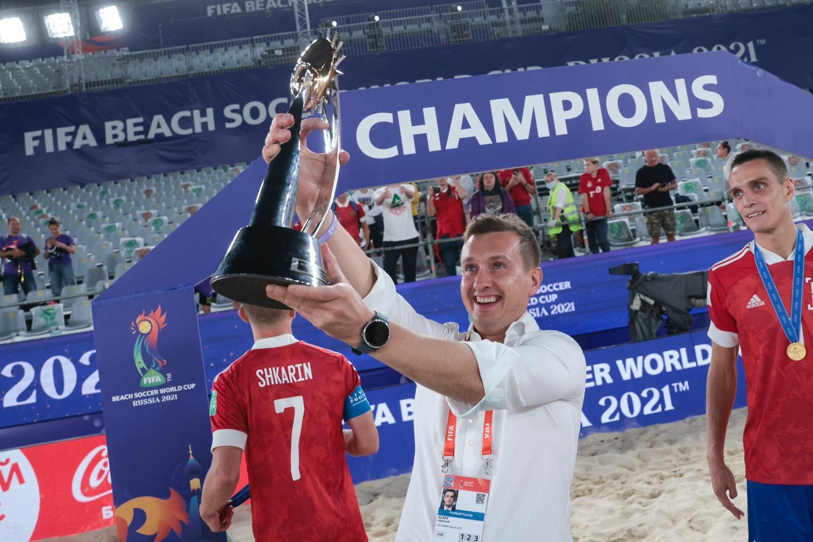 Александр Алаев с кубком чемпионата мира по пляжному футболу. Александр Алаев с кубком чемпионата мира по пляжному футболу. - РИА Новости, 1920, 01.09.2021