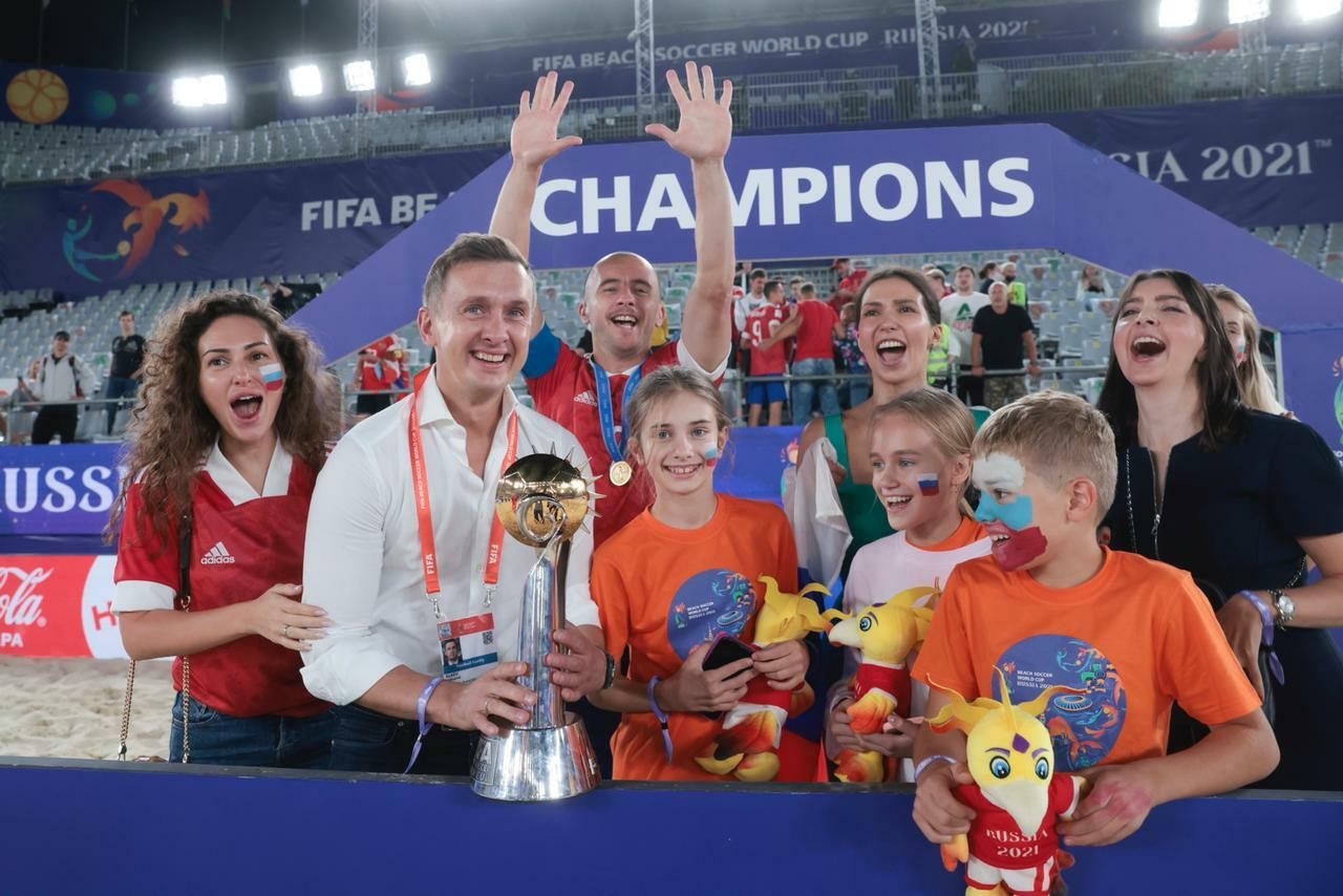 Александр Алаев с кубком чемпионата мира по пляжному футболу. Александр Алаев с кубком чемпионата мира по пляжному футболу. - РИА Новости, 1920, 01.09.2021