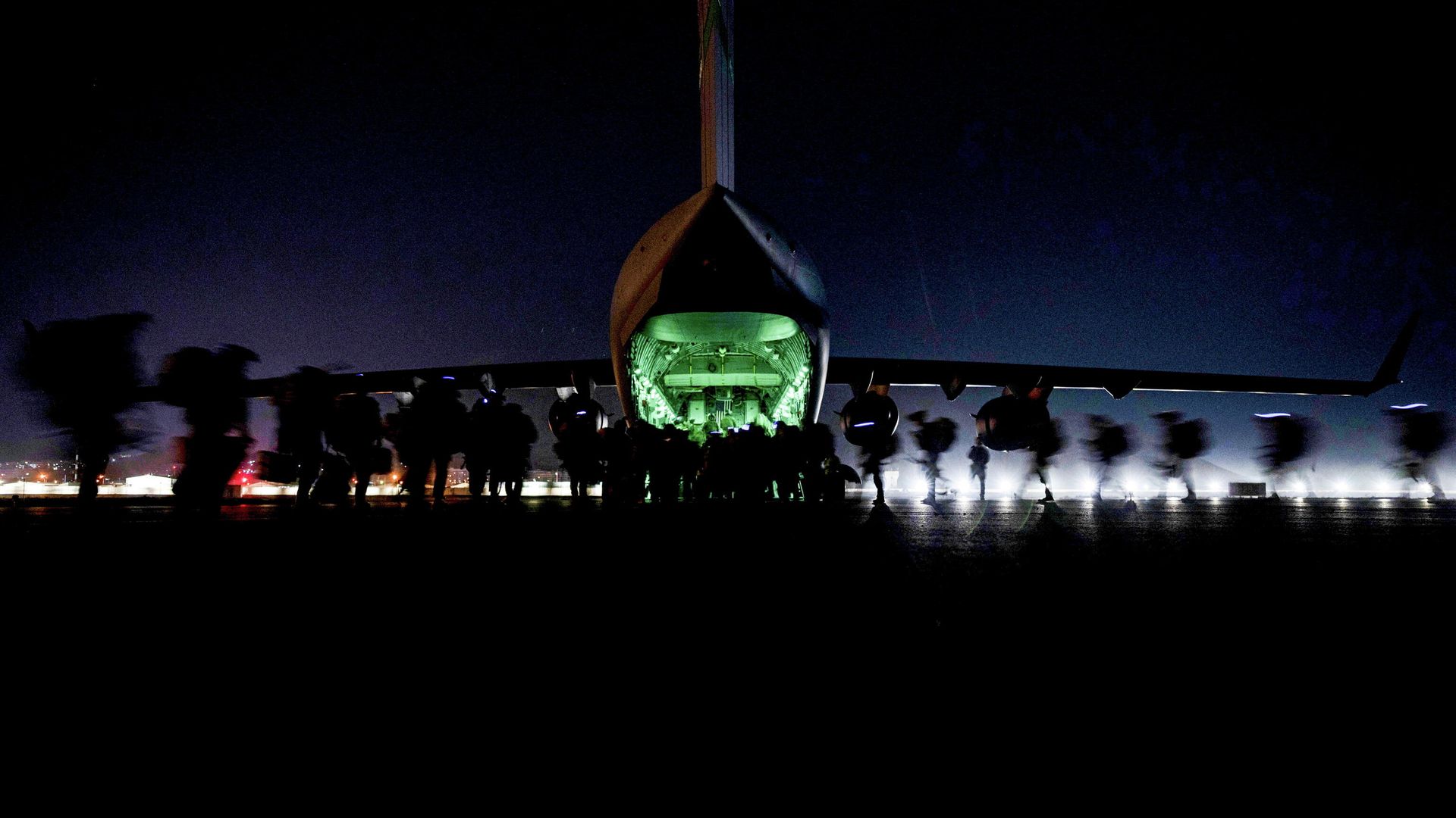 Американские военнослужащие готовятся к посадке на борт самолета C-17 Globemaster III ВВС США перед вылетом из международного аэропорта Хамида Карзая в Кабуле Американские военнослужащие готовятся к посадке на борт самолета C-17 Globemaster III ВВС США перед вылетом из международного аэропорта Хамида Карзая в Кабуле - РИА Новости, 1920, 21.09.2021