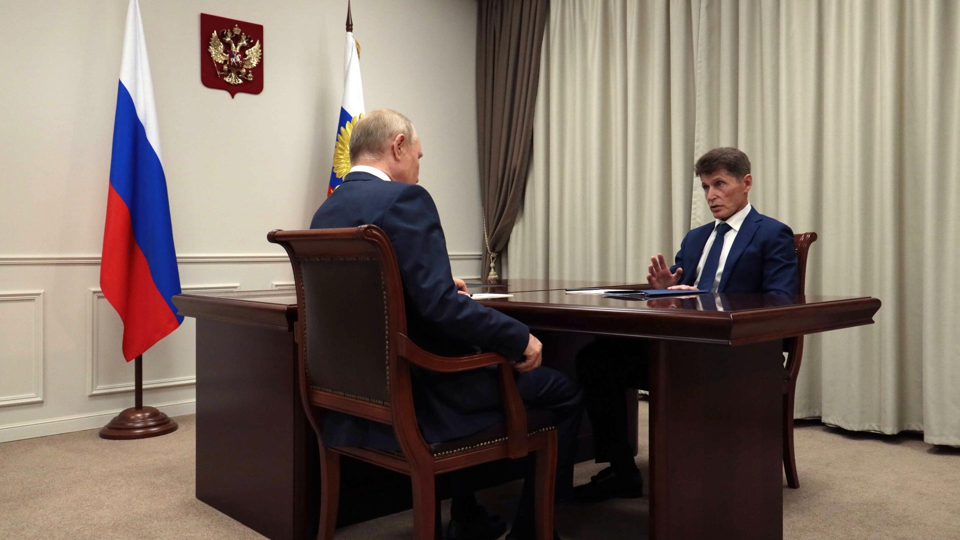 Президент РФ Владимир Путин и губернатор Приморского края Олег Кожемяко во время встречи - РИА Новости, 1920, 03.09.2026