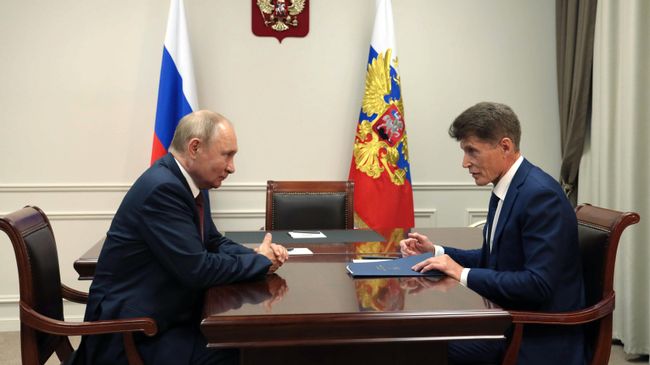 Президент РФ Владимир Путин и губернатор Приморского края Олег Кожемяко во время встречи