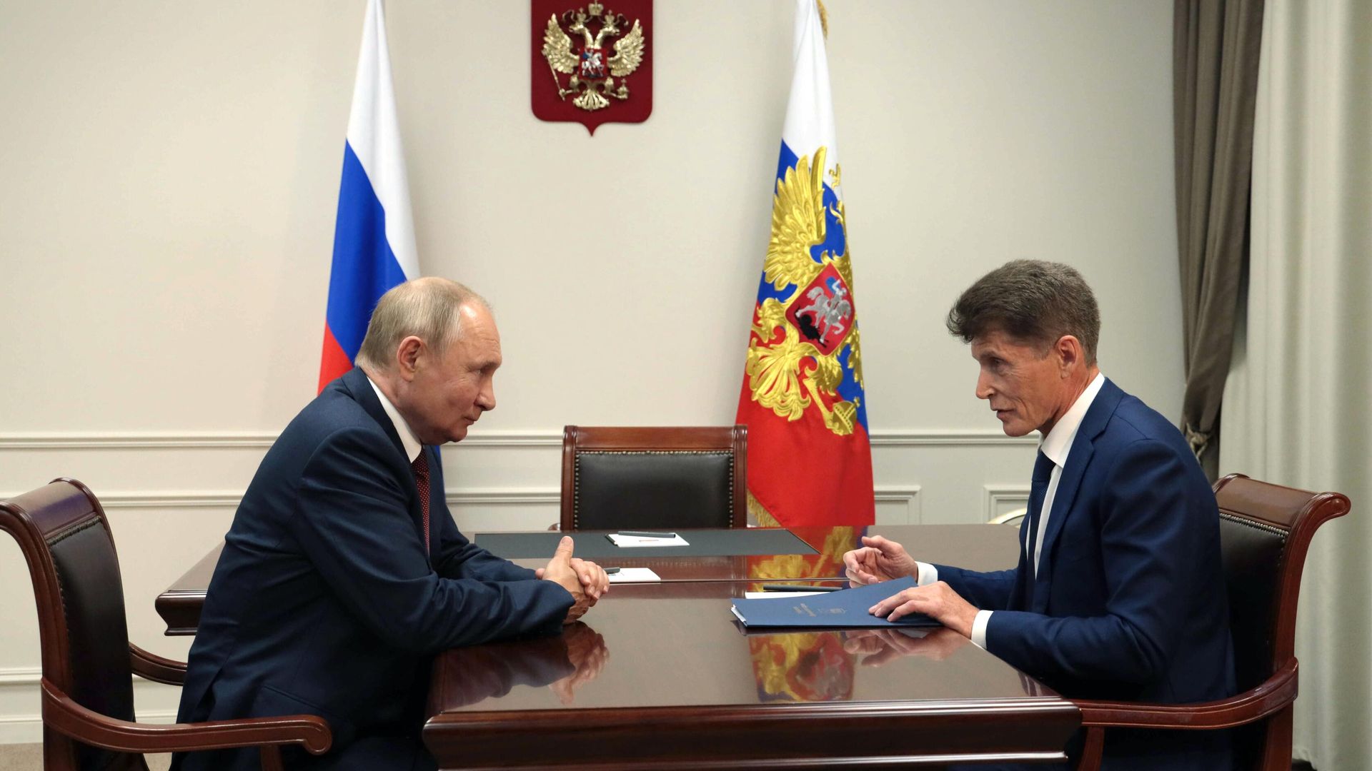 Президент РФ Владимир Путин и губернатор Приморского края Олег Кожемяко во время встречи Президент РФ Владимир Путин и губернатор Приморского края Олег Кожемяко во время встречи - РИА Новости, 1920, 02.09.2022
