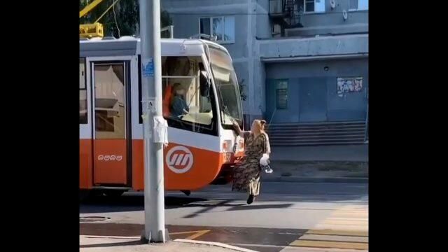 Пенсионерка села на прицепное устройство трамвая и остановила движение в Ульяновске Пенсионерка села на прицепное устройство трамвая и остановила движение в Ульяновске - РИА Новости, 1920, 01.09.2021