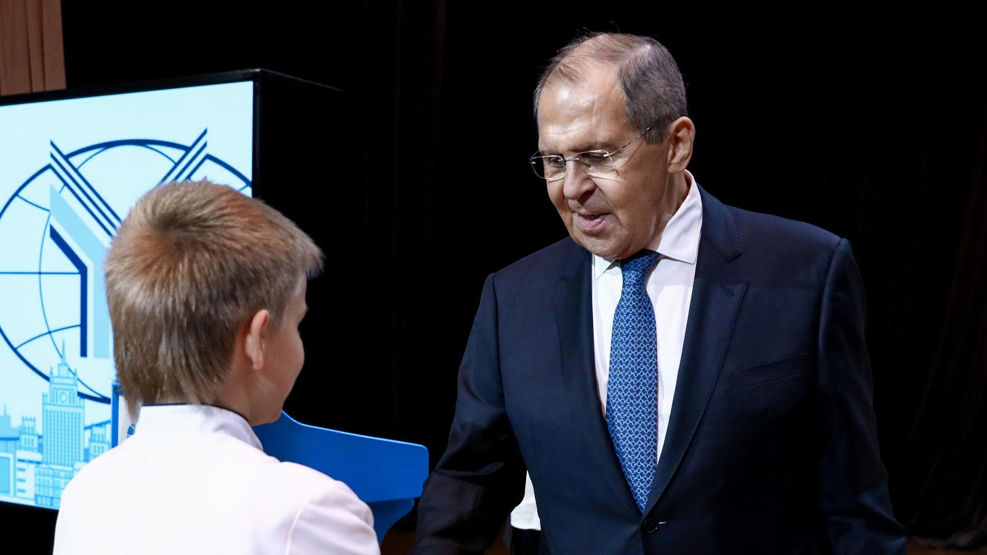 Министр иностранных дел РФ Сергей Лавров и победитель всероссийского конкурса Большая перемена Александр Лунин Министр иностранных дел РФ Сергей Лавров и победитель всероссийского конкурса Большая перемена Александр Лунин - РИА Новости, 1920, 01.09.2021