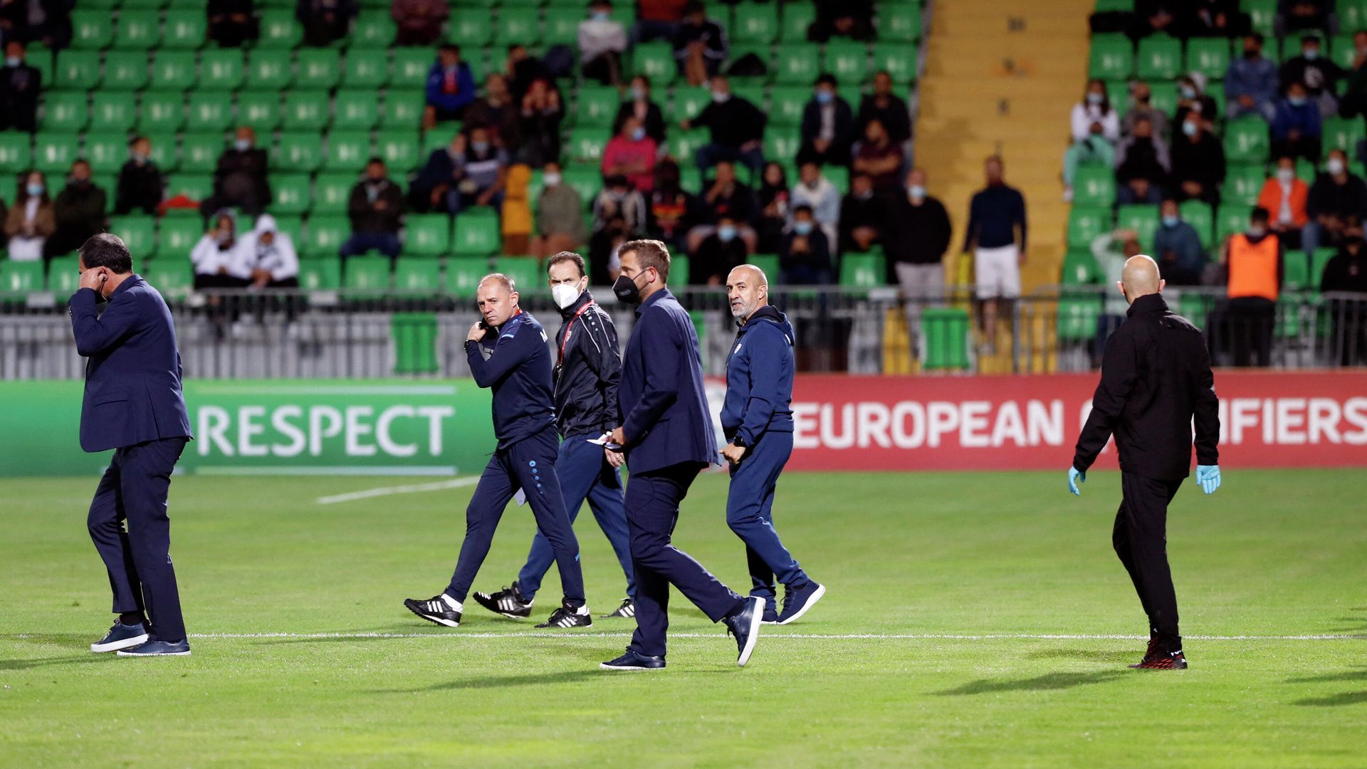 Moldova's Italian head coach Roberto Bordin (2R) walks on the pitch as the FIFA World Cup Qatar 2022 qualification football match between Moldova and Austria is delayed due to security reasons at Zimbru stadium in Chisinau on September 1, 2021. (Photo by Bogdan TUDOR / AFP) - РИА Новости, 1920, 01.09.2021
