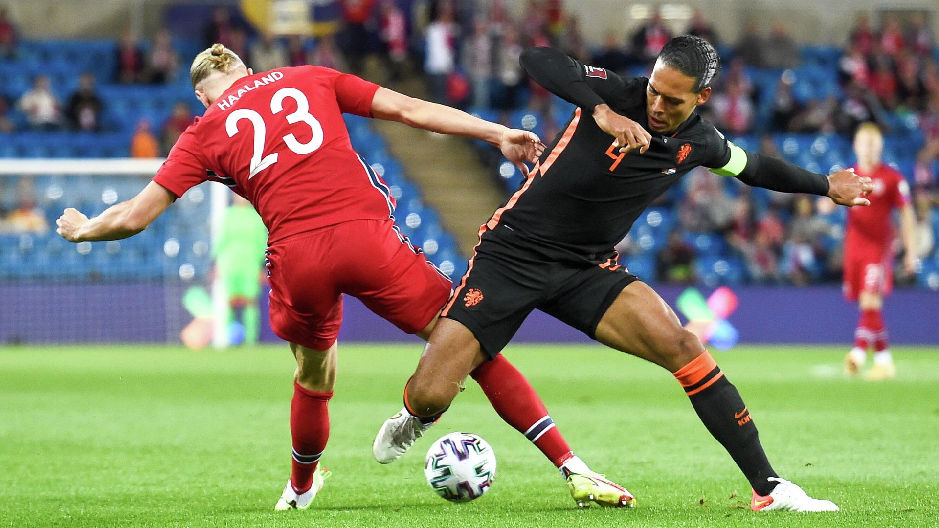 Soccer Football - World Cup - UEFA Qualifiers - Group G - Norway v Netherlands - Ullevaal Stadion, Oslo, Norway - September 1, 2021 Norway's Erling Braut Haaland in action with Netherlands' Virgil van Dijk Fredrik Varfjell/NTB via REUTERS ATTENTION EDITORS - THIS IMAGE WAS PROVIDED BY A THIRD PARTY. NORWAY OUT. NO COMMERCIAL OR EDITORIAL SALES IN NORWAY. Soccer Football - World Cup - UEFA Qualifiers - Group G - Norway v Netherlands - Ullevaal Stadion, Oslo, Norway - September 1, 2021 Norway's Erling Braut Haaland in action with Netherlands' Virgil van Dijk Fredrik Varfjell/NTB via REUTERS ATTENTION EDITORS - THIS IMAGE WAS PROVIDED BY A THIRD PARTY. NORWAY OUT. NO COMMERCIAL OR EDITORIAL SALES IN NORWAY. - РИА Новости, 1920, 02.09.2021