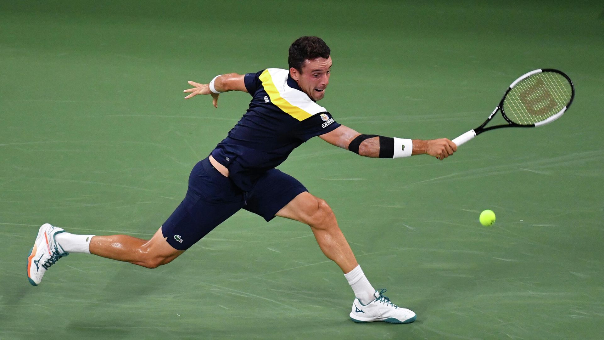 Spain's Roberto Bautista Agut hits a return to Australia's Nick Kyrgios during their 2021 US Open Tennis tournament men's singles first round match at the USTA Billie Jean King National Tennis Center in New York, on August 30, 2021. (Photo by Ed JONES / AFP) - РИА Новости, 1920, 02.09.2021