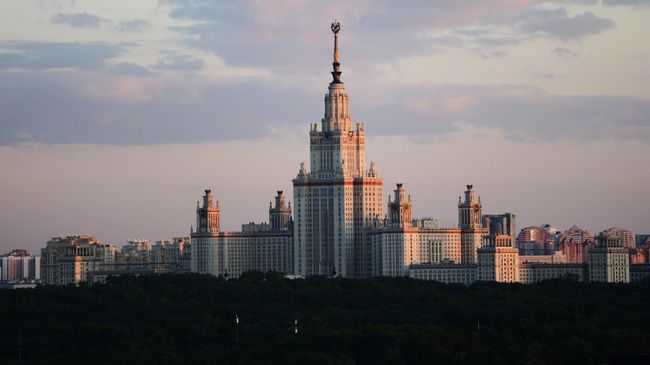 МГУ имени М. В. Ломоносова на Воробьевых горах в Москве. МГУ имени М. В. Ломоносова на Воробьевых горах в Москве.