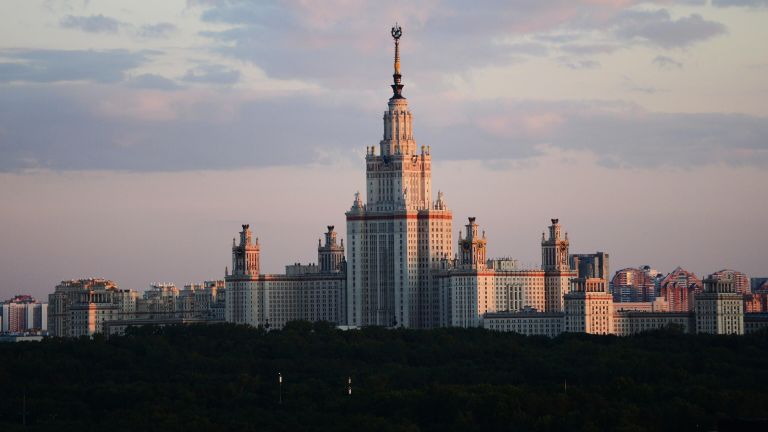 МГУ имени М. В. Ломоносова на Воробьевых горах в Москве. МГУ имени М. В. Ломоносова на Воробьевых горах в Москве.