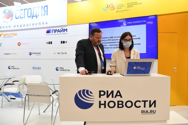 Министр труда и социальной защиты РФ Антон Котяков на стенде Международного информационного агентства Россия сегодня на VI Восточном экономическом форуме во Владивостоке Министр труда и социальной защиты РФ Антон Котяков на стенде Международного информационного агентства Россия сегодня на VI Восточном экономическом форуме во Владивостоке