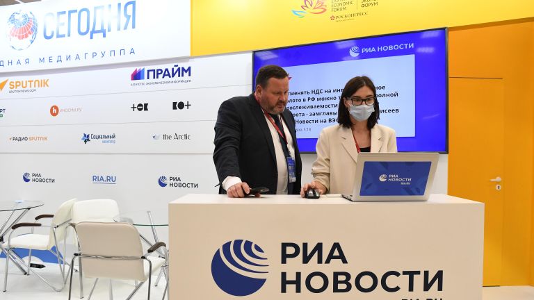 Министр труда и социальной защиты РФ Антон Котяков на стенде Международного информационного агентства Россия сегодня на VI Восточном экономическом форуме во Владивостоке Министр труда и социальной защиты РФ Антон Котяков на стенде Международного информационного агентства Россия сегодня на VI Восточном экономическом форуме во Владивостоке